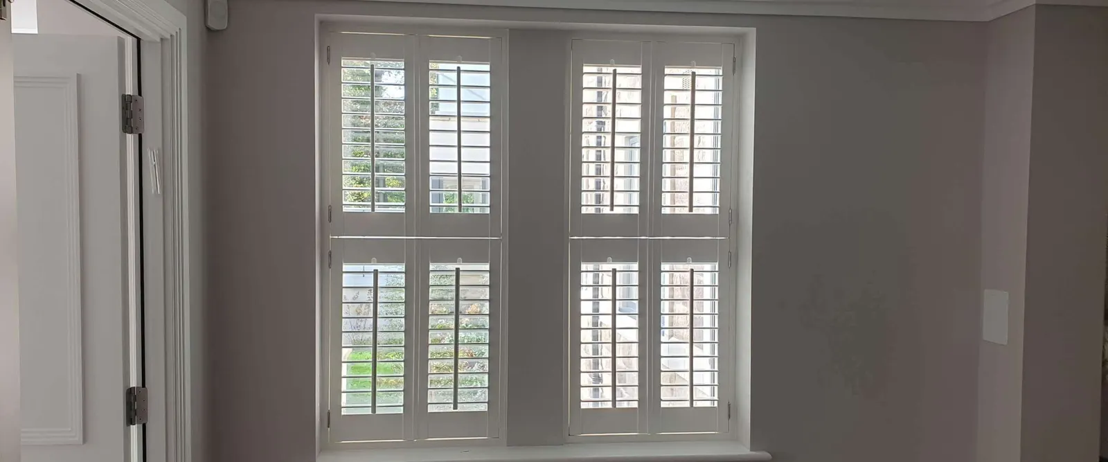 Lounge window with tier-on-tier shutters